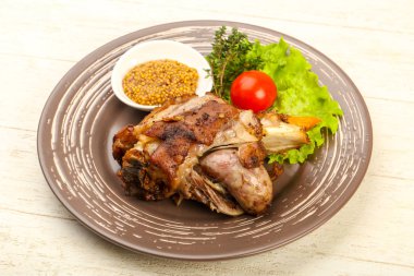 Kavrulmuş domuz diz Dijon hardal soslu, ahşap masa arka plan