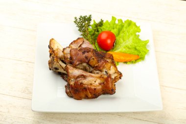 Kavrulmuş domuz diz Dijon hardal soslu, ahşap masa arka plan