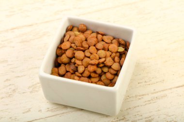 Kase yemek için ahşap masa arka plan hazır çiğ mercimek closeup