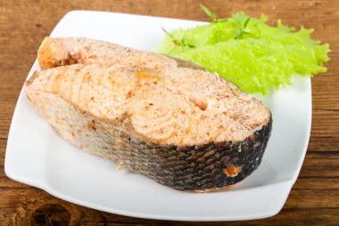 Ahşap arka plan üzerine kekik ile haşlanmış somon