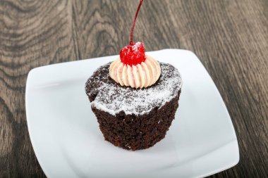 Kiraz ahşap arka plan üzerinde ile çikolatalı kek