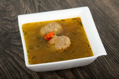 Çorba köfte, patates ve havuç ahşap arka plan üzerinde