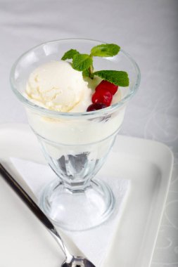 Nane ve çilek beyaz tablo ile dondurma