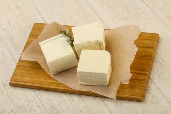 Queso Feta Con Eneldo Sobre Fondo Madera — Foto de Stock