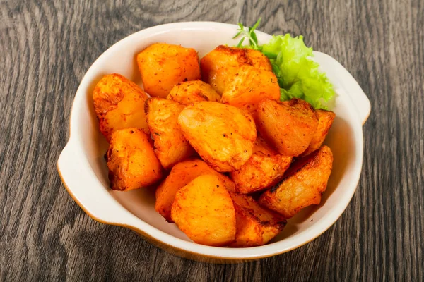 Otlar beyaz plaka üzerinde fırında patates