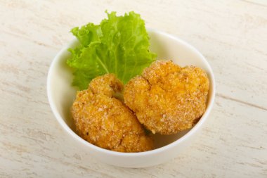 Ahşap arka plan üzerinde beyaz tabakta diyet gevrek karnabahar