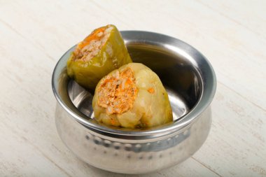 Ahşap arka plan üzerinde etli biber dolması