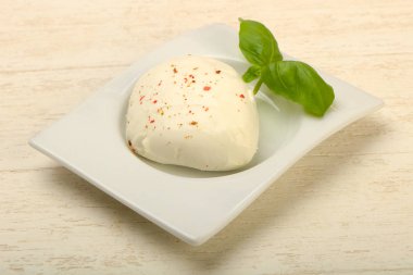 Fesleğenli Mozzarella peyniri beyaz masaya bırakır