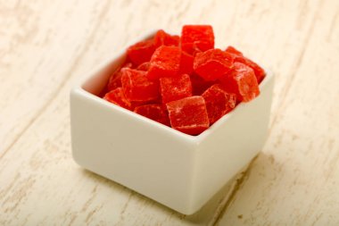 Ahşap masa arka plan üzerinde kuru papaya yığın