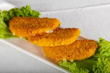 Kızarmış peynir salata ile beyaz tabak içinde bırakır