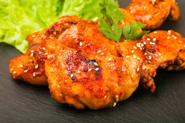 Ahşap arka plan üzerinde Susam Teriyaki uyluk