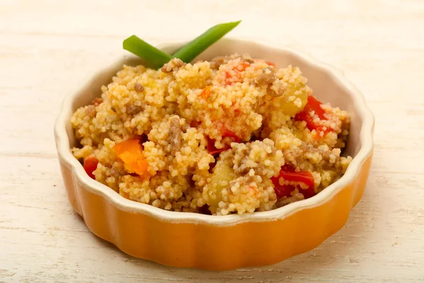 Et ve sebzelerin üzerine ahşap arka plan ile kuskus