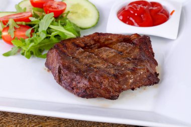 Sığır eti biftek sosu ve ahşap arka plan üzerinde salata sosu ile