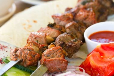 Soğan ve ahşap arka plan üzerinde soslu biftek Barbekü