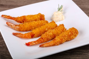 Sarımsak soslu çıtır karides tempura ahşap arka plan üzerinde sıcak
