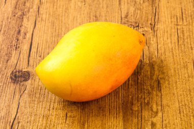 Tatlı mango meyve ahşap arka plan üzerinde