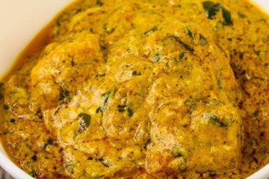 Tavuk tiçamasala. Ahşap arka plan üzerinde Hint geleneksel mutfak