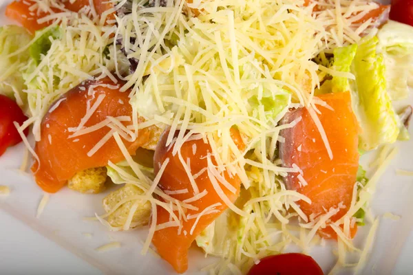 Salada Caesar Com Camarões Queijo Parmesão Sobre Fundo Madeira — Fotografia de Stock