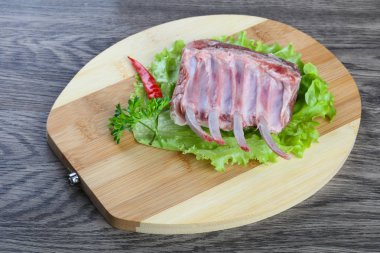 Kuzu Frenched raf 4 kaburga kemik ahşap arka plan üzerinde