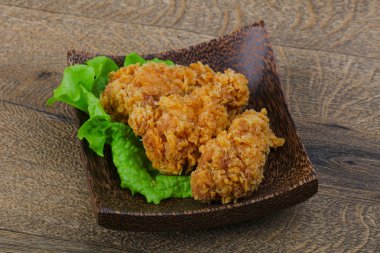 Tavuk kanadı ile baharat ahşap arka plan üzerinde 