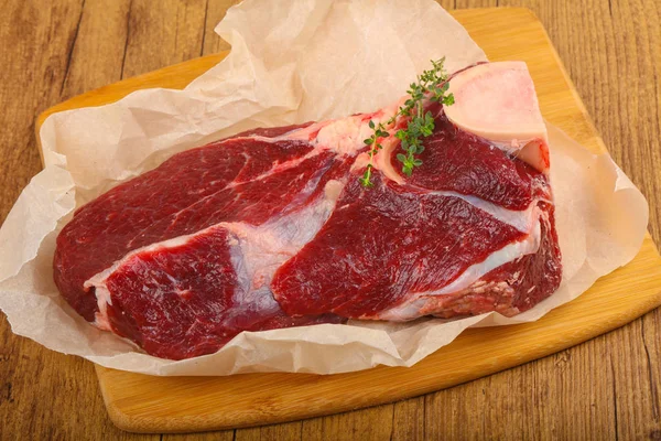 Carne Cruda Con Tomillo Lista Para Cocinar — Foto de Stock