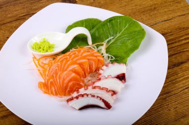 Taze soğuk somon ve ahtapot sashimi wasabi ile 