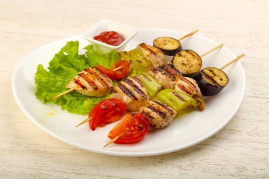 Domates, biber ve patlıcan ile sebze ve tavuk şiş 