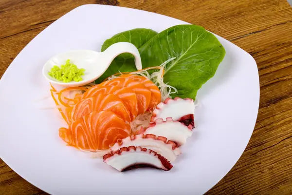 Bläckfisk Och Färska Kall Lax Sashimi Med Wasabi — Stockfoto