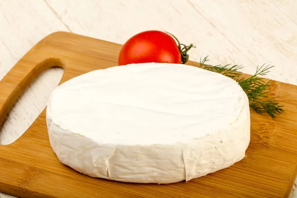 Ahşap Arka Plan Üzerinde Fransız Camembert Peyniri — Stok fotoğraf