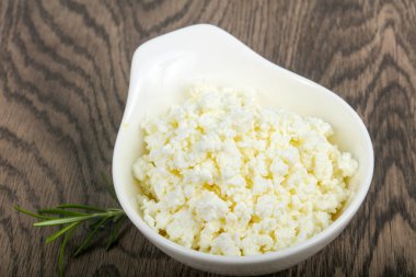 Süzme peynir süt, ahşap masa arka plan kase kase 