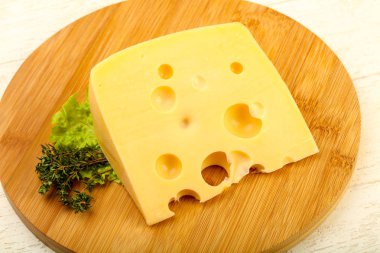 Ahşap arka plan üzerinde peynir parçası