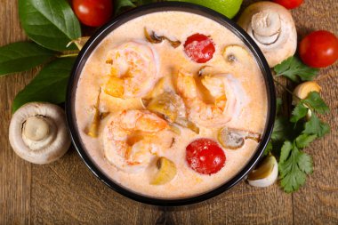 Karidesli geleneksel Tom Yam çorbası.  