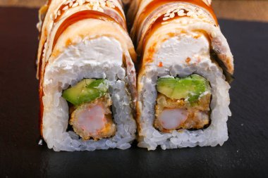 Tradittional Japonya yılan balığı beyaz plaka üzerinde rulo