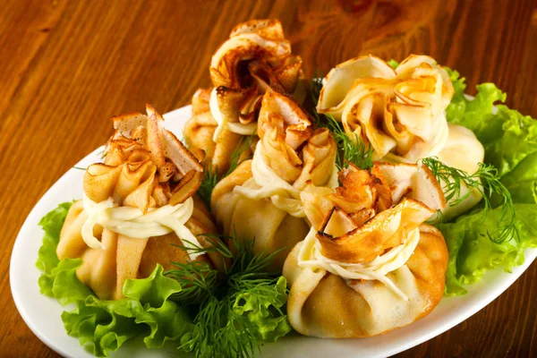 Etin üzerine ahşap arka plan ile doldurulmuş krep