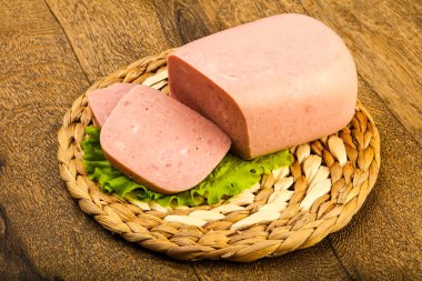 Jambon sosis salata üzerine ye, ahşap masa arka plan için hazır bırakır