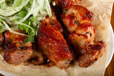 Kebap mix lavaş ekmeğine ahşap arka plan üzerinde