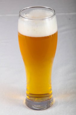 Soğuk bira cam ahşap arka plan üzerine