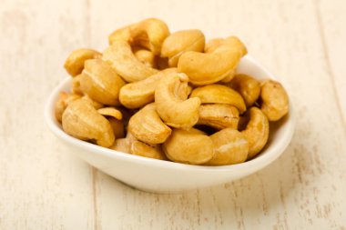 Kaju fıstığı yığın ahşap arka plan üzerinde