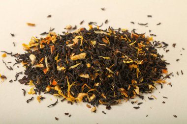 Aroma çay yığın meyve, meyveler ve otlar ahşap masa arka plan üzerinde