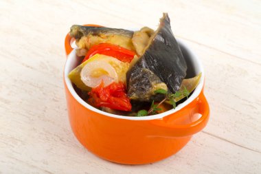 Kase haşlanmış sebze - patlıcan, domates, biber ve kabak ahşap arka plan üzerinde