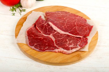 Ham sığır eti biftek ahşap arka plan üzerinde yemek pişirmek için hazır