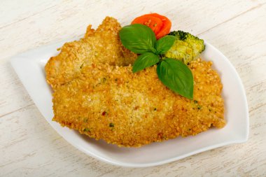 Susam ve haşlanmış sebzeler ile ahşap arka plan üzerinde tavuk