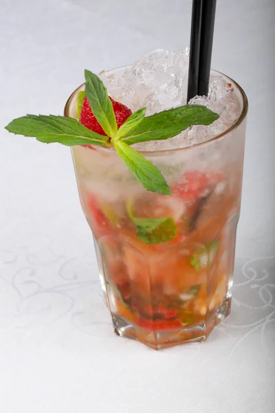 Aardbei Mojito Met Munt Laat Houten Achtergrond — Stockfoto