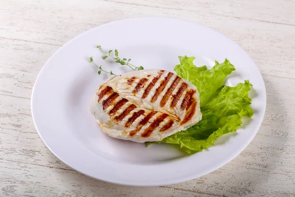 Kekik yaprakları, ahşap masa arka plan ile ızgara hindi biftek