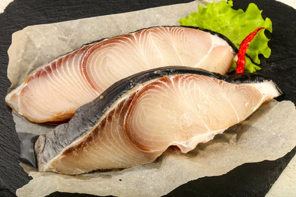 Ham sulu köpek balığı biftek ızgara üzerinde ahşap arka plan için hazır