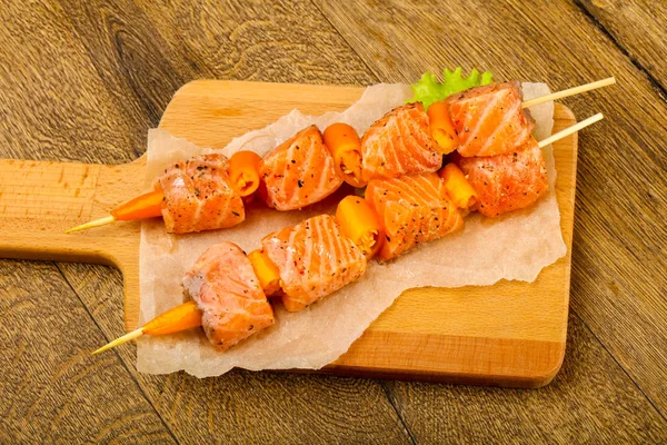 Çiğ somon şiş ile baharat yemek için ahşap masa arka plan hazır
