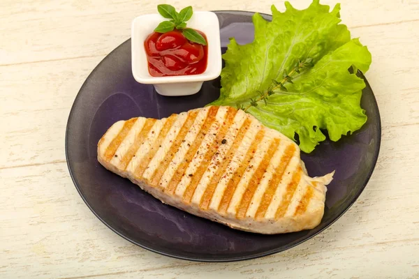 Ahşap arka plan üzerinde beyaz tabakta baharatlar ile Türkiye'de biftek ızgara