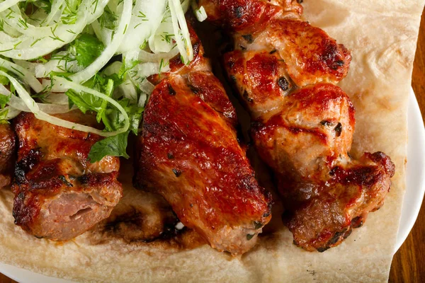 Kebap mix lavaş ekmeğine ahşap arka plan üzerinde