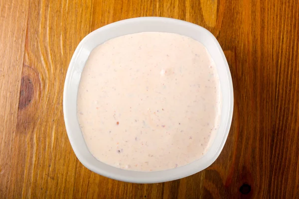 Otlar ahşap arka plan üzerinde beyaz sos