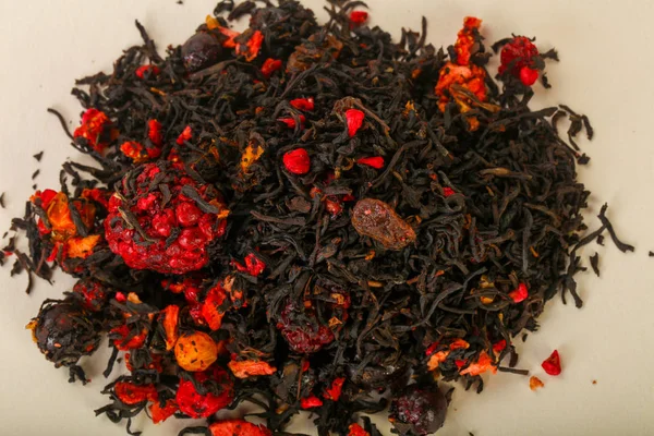 Aroma çay yığın meyve, meyveler ve otlar ahşap masa arka plan üzerinde